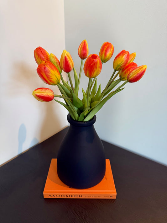 Zwarte Vaas met Oranje-Gele Tulpen