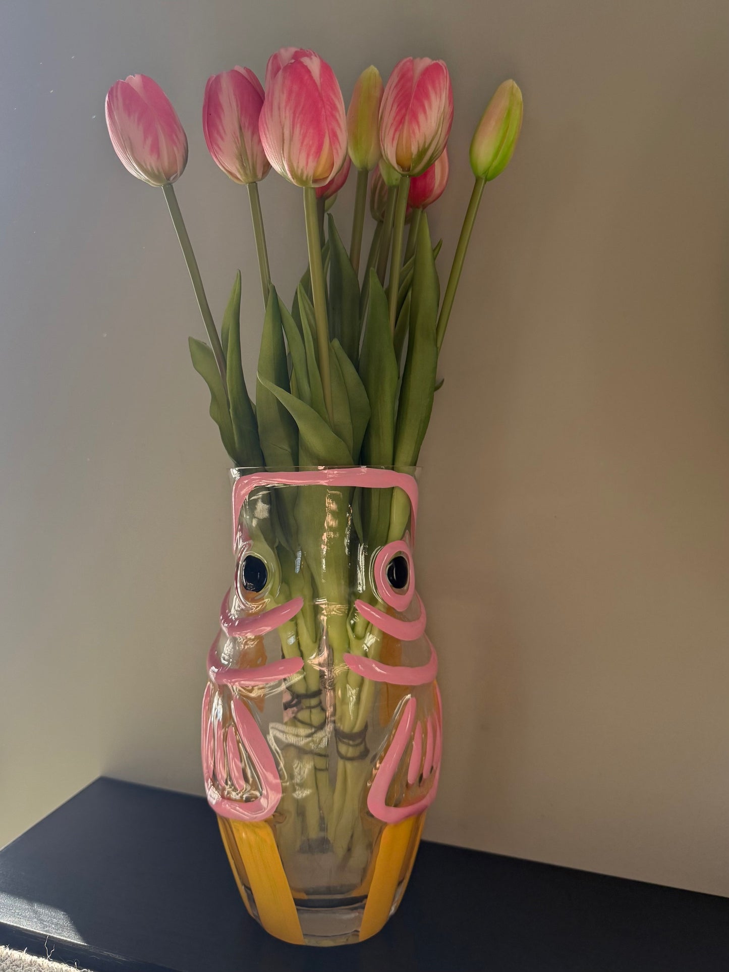 Glazen handgeschilderde vaas met roze lijnen, gele accenten en roze kunsttulpen – Krokomingo