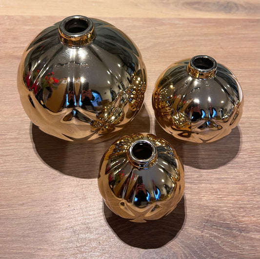 Set van 3 gouden vaasjes in kerstbalvorm – keramieken kerstdecoratie – luxe tafeldecoratie