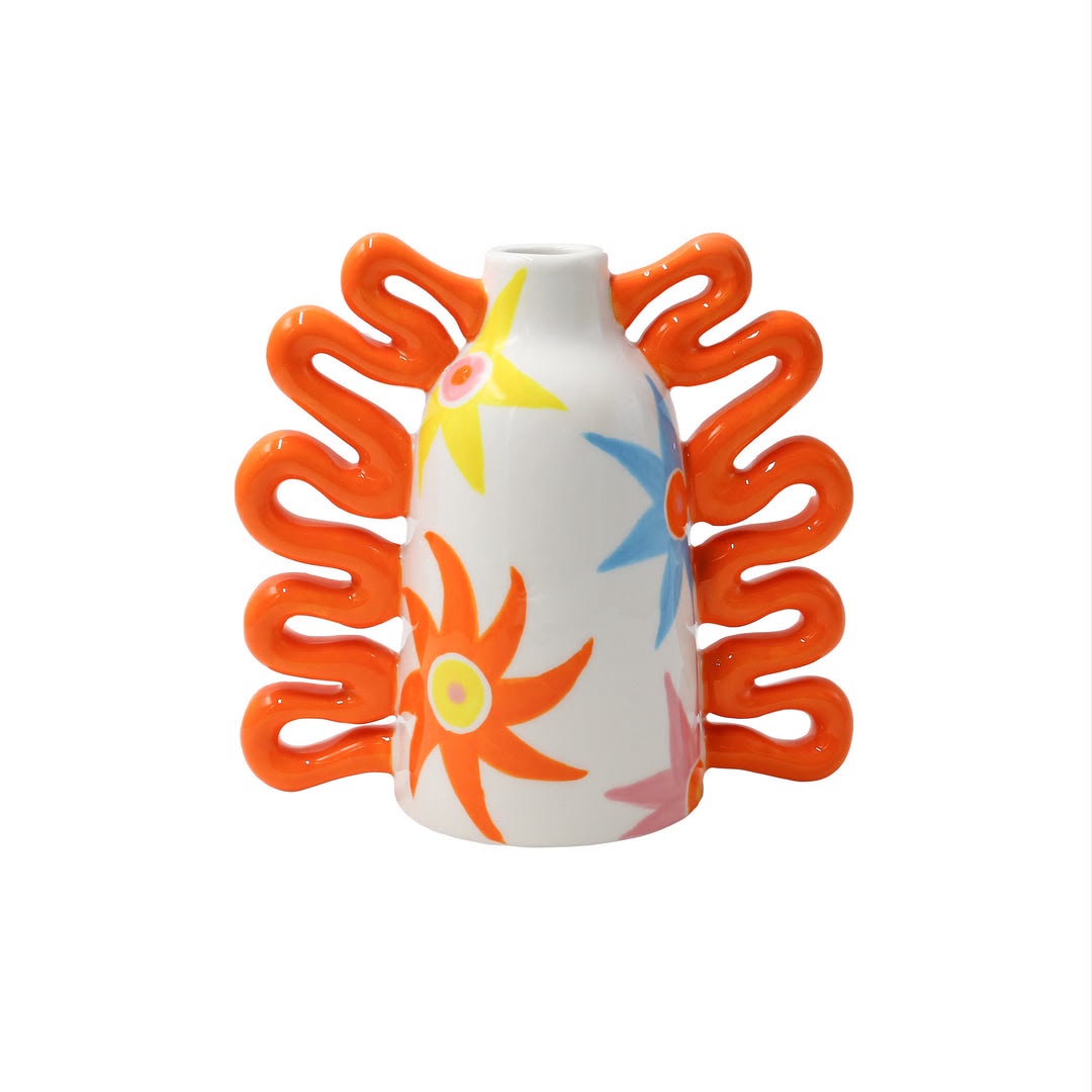 Kleurrijke keramieken vaas Nicolás Verano Vibes van Qué Rico met oranje zonnestralen en vrolijke bloemen.