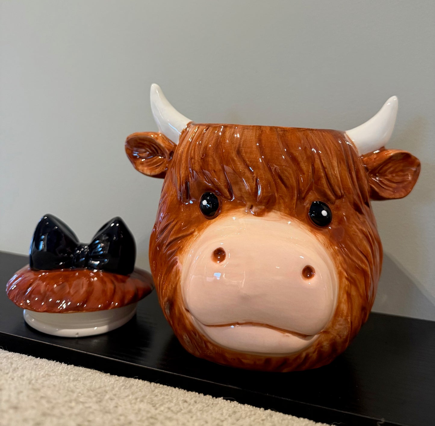 Keramische voorraadpot in de vorm van een Schotse Hooglander met zwarte strik – 21x17x20 cm