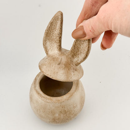 Beeld Pot Konijn – Aardewerk Beige – Verkrijgbaar in Klein & Groot