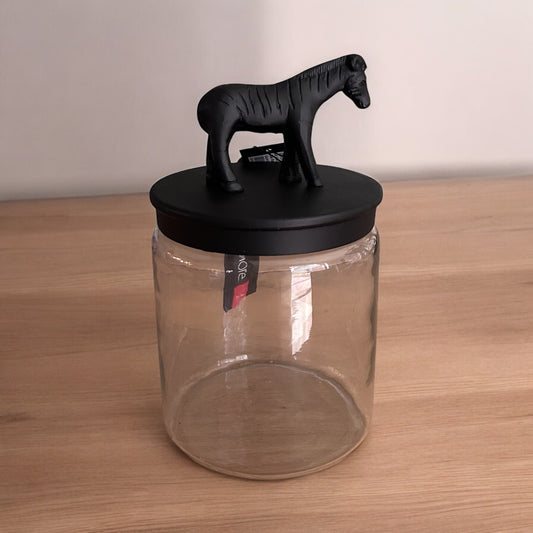 glazen transparante voorraadpot met een zwart zebra deksel