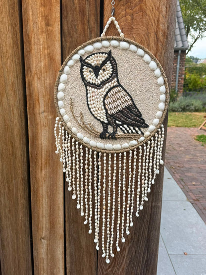 Handgemaakte schelpen wandhanger uil uit Bali met natuurlijke schelpen