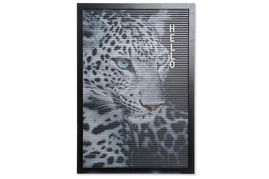 Zwart memo letterbord met panterafbeelding en witte letters – decoratief bord van Krokomingo