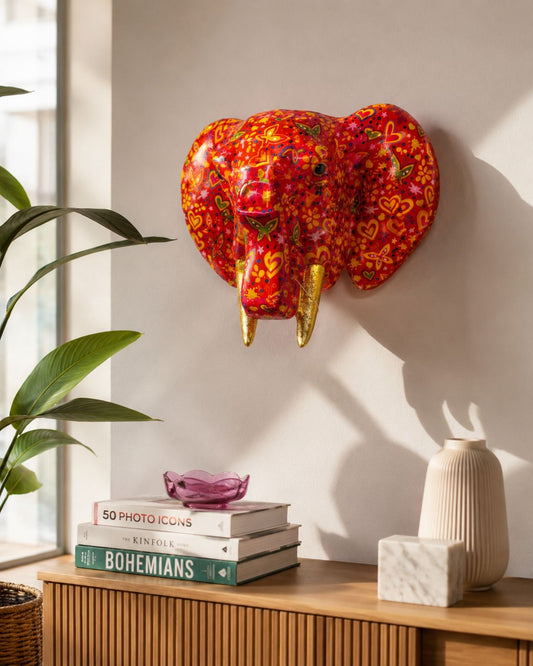 Pomme Pidou Aniwall Olifant Jim wanddecoratie rood multicolor met gouden slagtanden en kleurrijke hartjesprint.