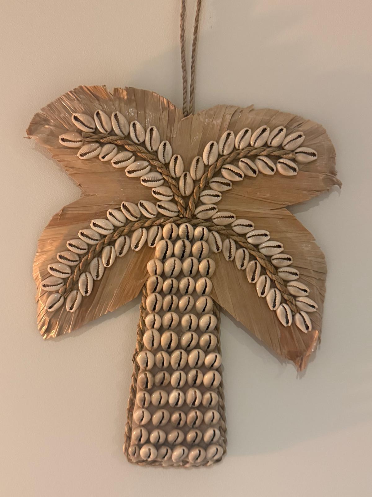 Palmboom Wanddecoratie met Kaurischelpen | Handgemaakt
