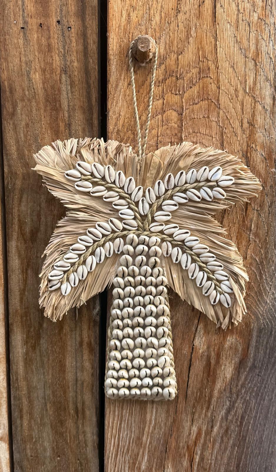 Handgemaakte palmboom wanddecoratie met kaurischelpen en naturel palmblad uit Indonesië