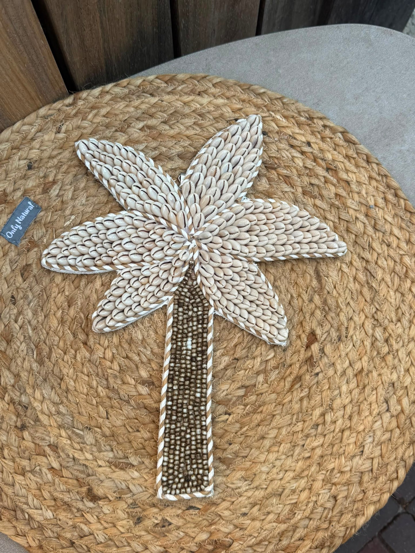 Handgemaakte kauri schelpen palmboom uit Bali met kralenstam 30 x 24 cm