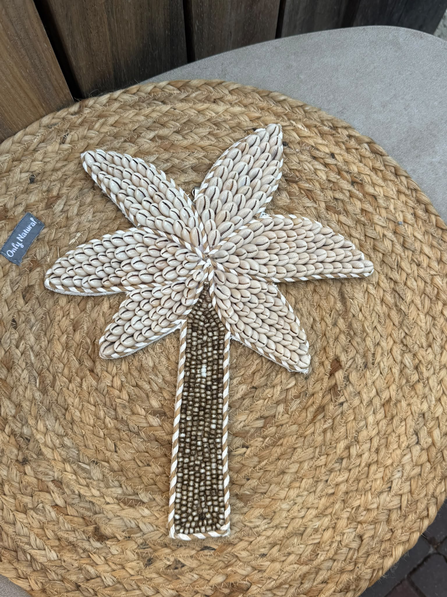 Handgemaakte kauri schelpen palmboom uit Bali met kralenstam 30 x 24 cm