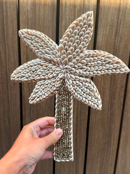 Kauri schelpen palmboom wanddecoratie handgemaakt op Bali in crème en naturel 30 x 24 cm