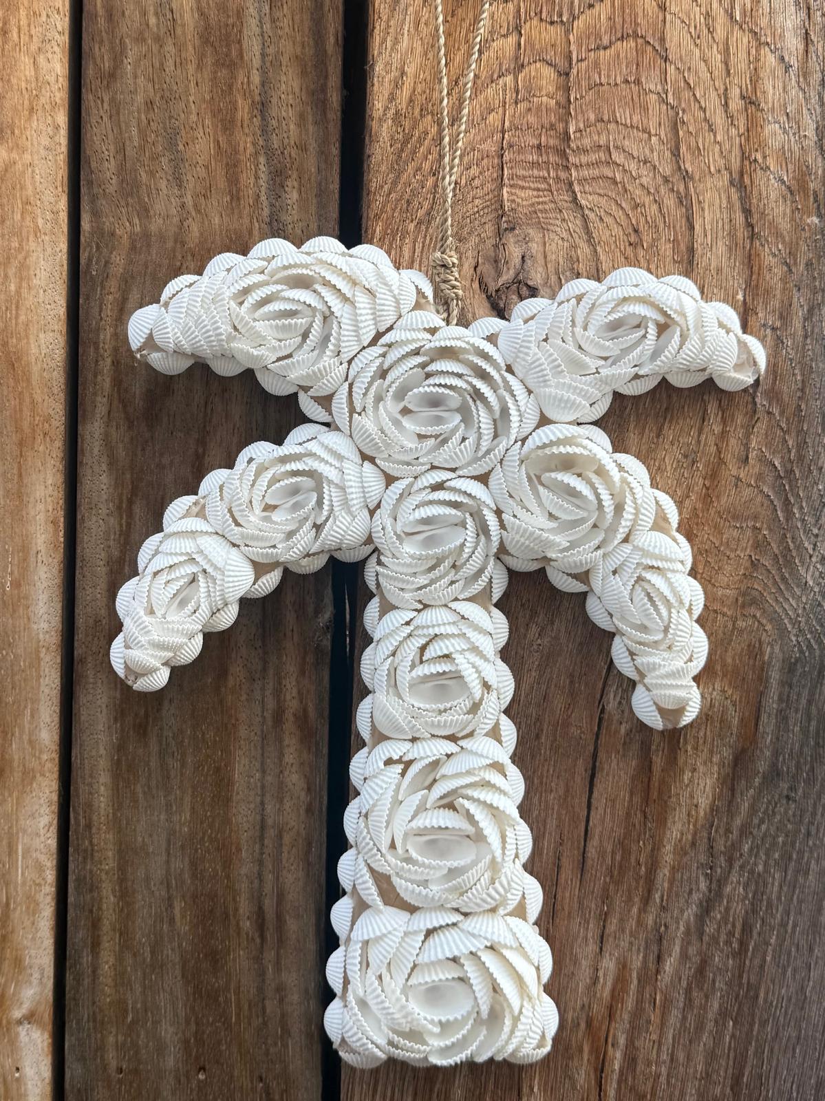 Handgemaakte palmboom van witte schelpen uit Bali als natuurlijke wanddecoratie 30 cm