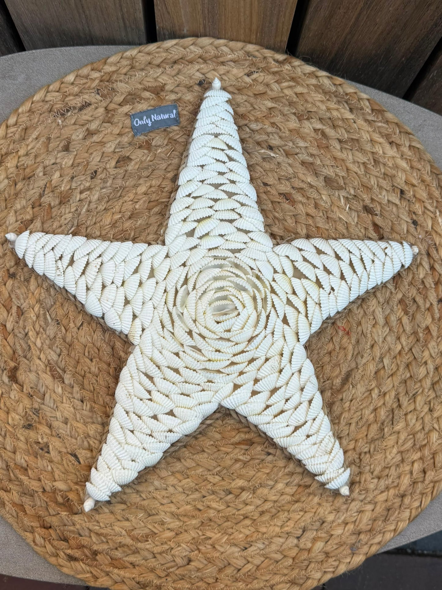 Handgemaakte schelpen zeester uit Bali met witte natuurlijke schelpen 30 x 30 cm