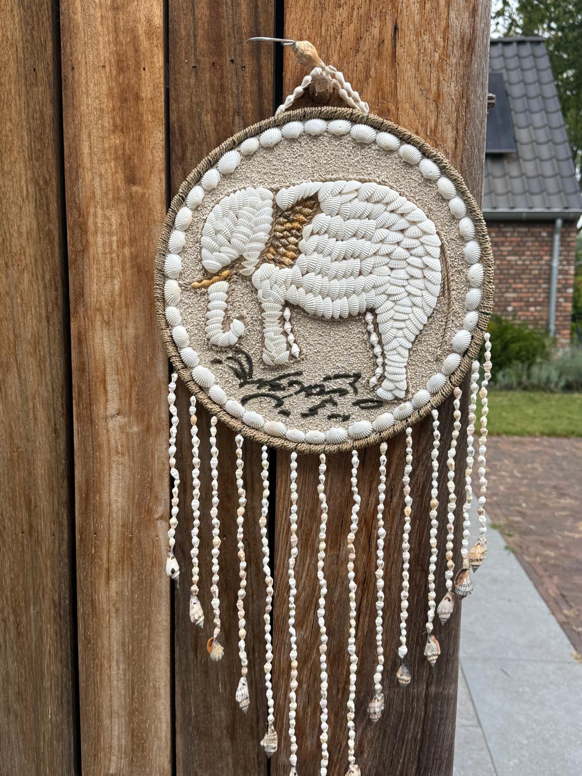 Schelpen wandhanger olifant handgemaakt in Indonesië variant met decoratieve schelpenstrengen