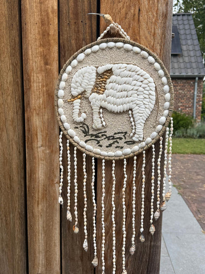 Schelpen wandhanger olifant handgemaakt in Indonesië variant met decoratieve schelpenstrengen