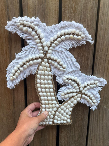 Schelpen palmboom wanddecoratie handgemaakt op Bali met witte raffia en naturel koord 34 x 30 cm