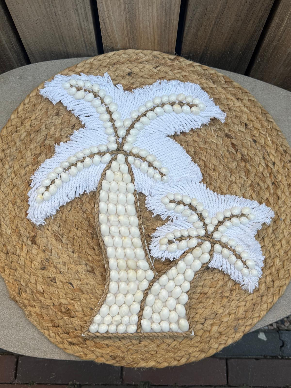 Handgemaakte dubbele schelpen palmboom uit Bali met witte raffia 34 x 30 cm