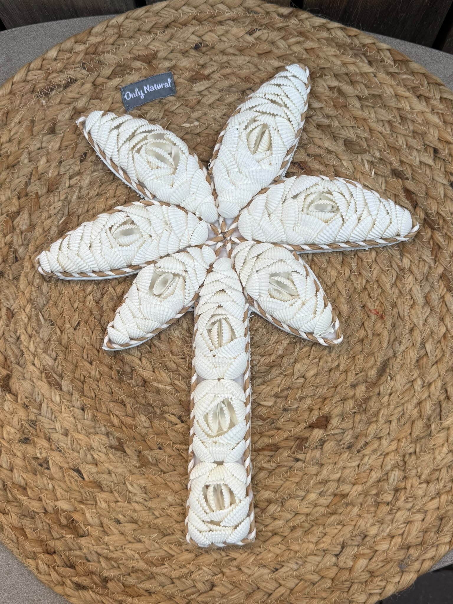 Handgemaakte schelpen palmboom wanddecoratie uit Bali in wit en naturel 30 x 24 cm