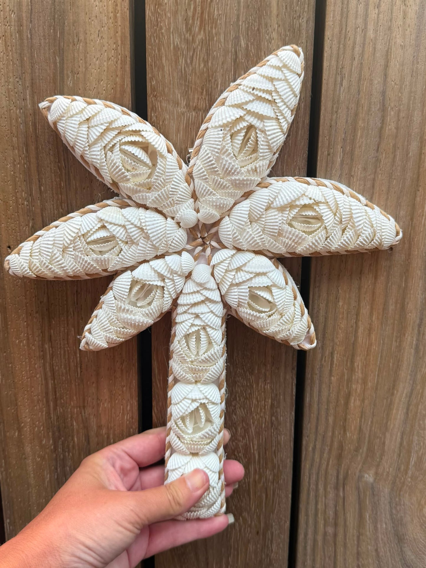 Palmboom wanddecoratie handgemaakt op Bali met natuurlijke witte schelpen 30 x 24 cm