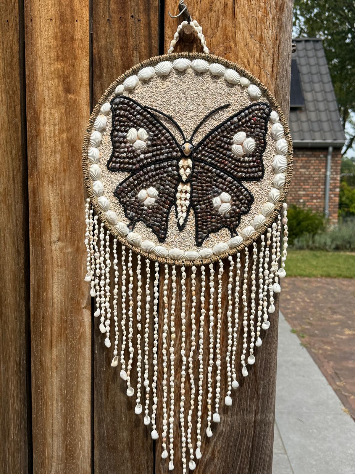 Handgemaakte schelpen wandhanger met vlinder uit Indonesië 32 x 75 cm