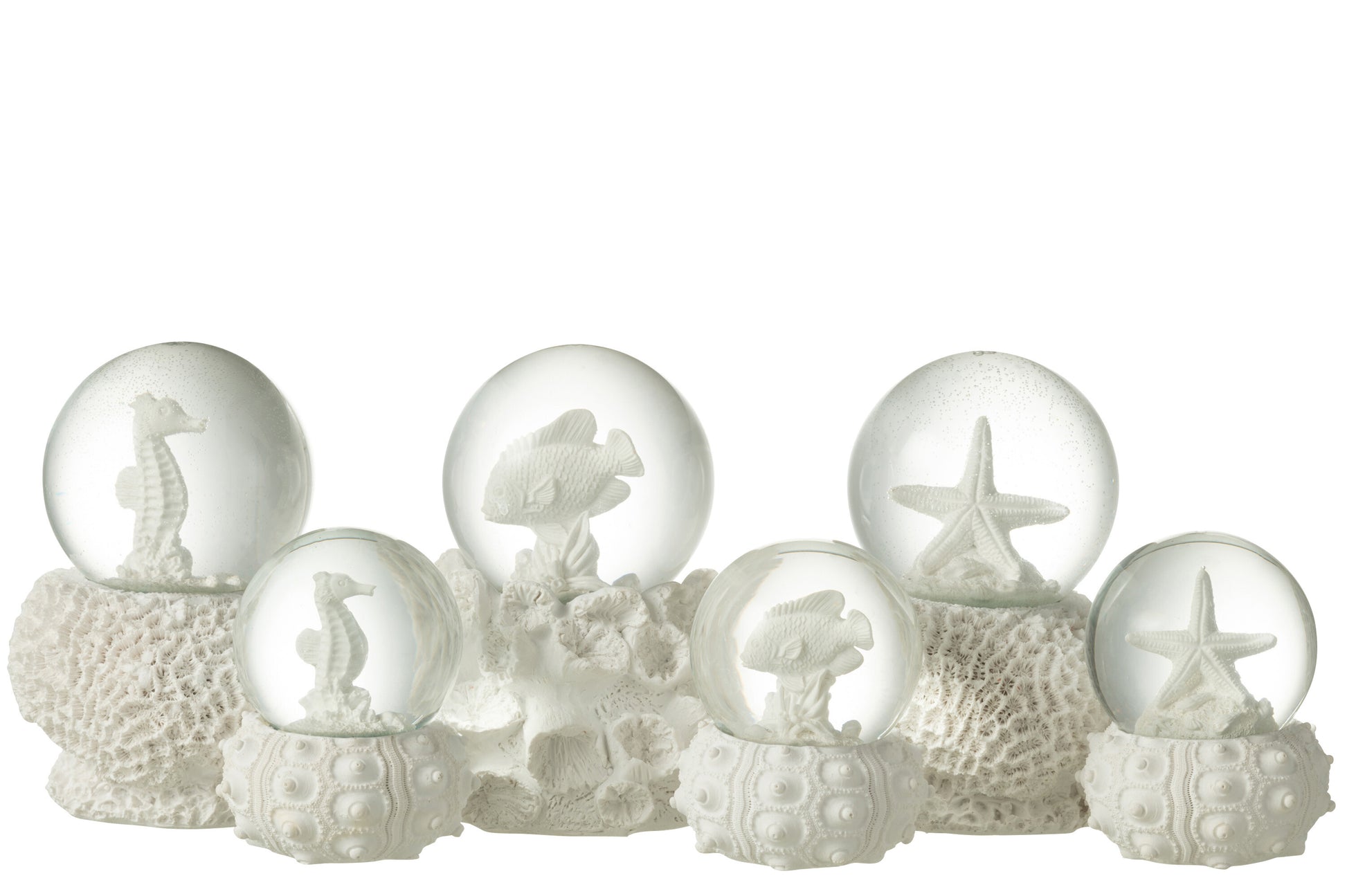 Witte decoratieve sneeuwbol met zeepaard, vis of zeester in oceaanthema