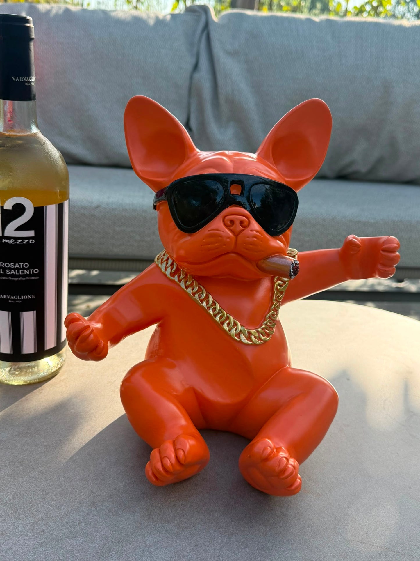 Oranje gangster bulldog wijnfleshouder met zonnebril, gouden ketting en sigaar van polyresin