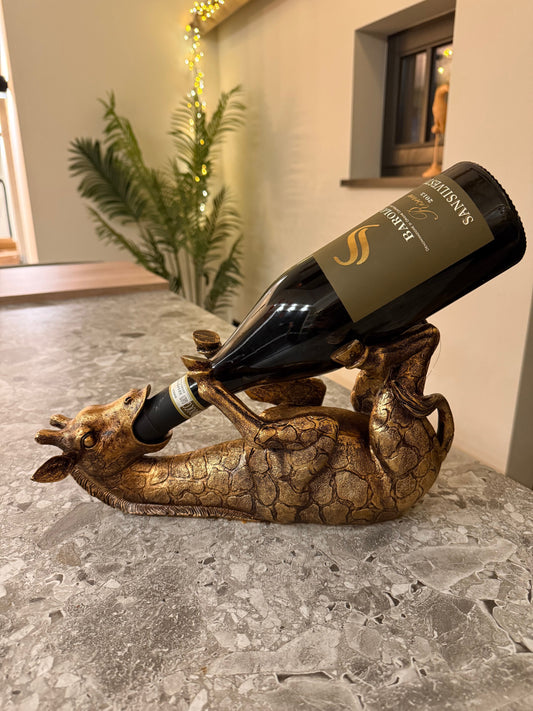 Gouden giraffe wijnfleshouder liggend met fles wijn – Clayre & Eef decoratief wijnrek