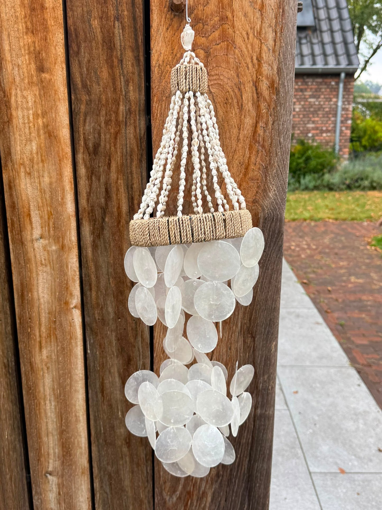 Witte schelpen windgong handgemaakt in Indonesië met naturel touw – 60 cm