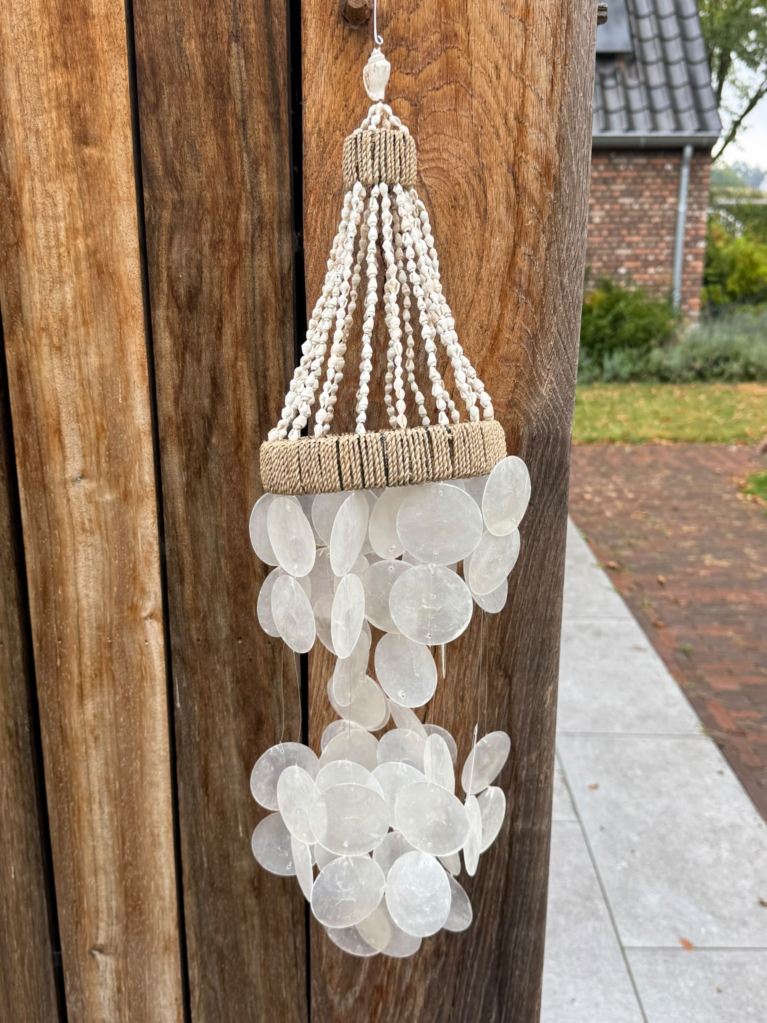 Witte schelpen windgong handgemaakt in Indonesië met naturel touw – 60 cm